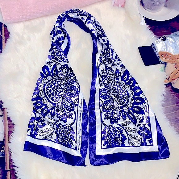✨HP✨RARE Classy Blue/White Floral Design Silky Wrapped Scarf Limited Edition - Picture 5 of 16